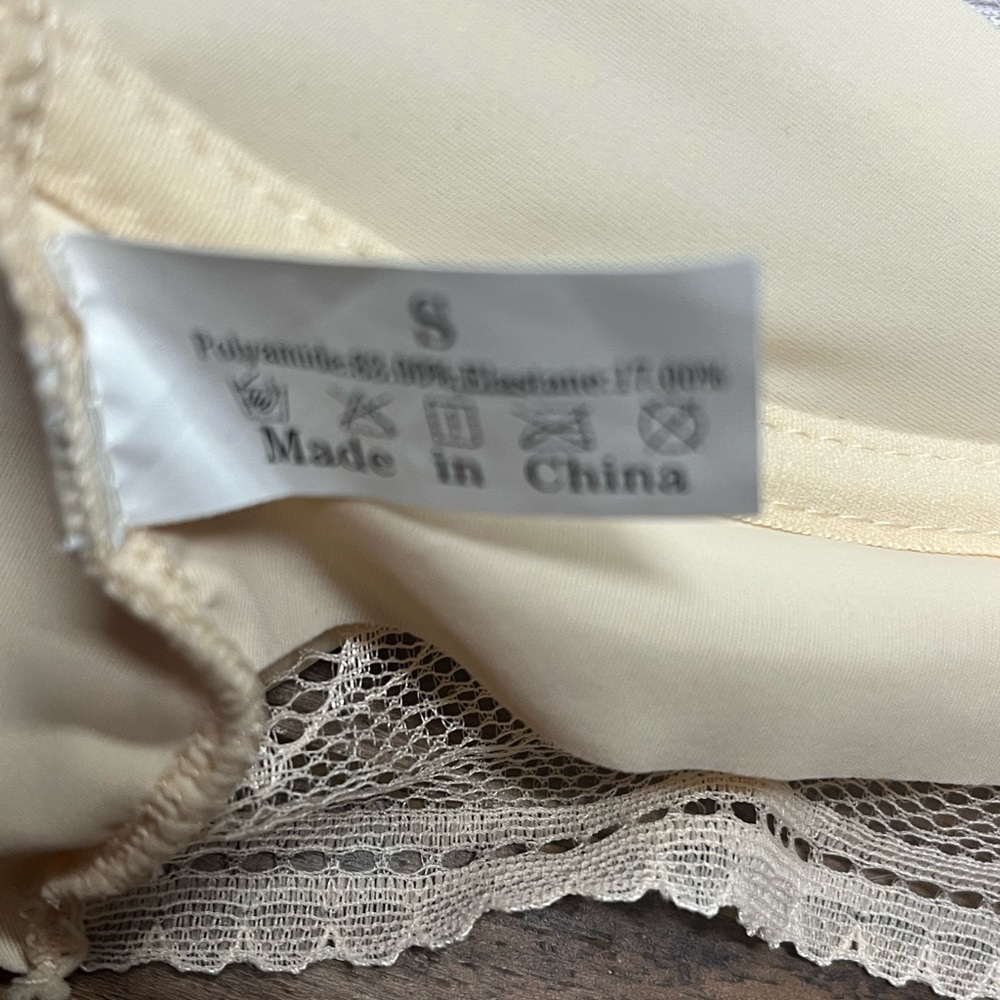 - Lot of 2 Lacy sheer bras, size Small, new - Picture 2 of 10